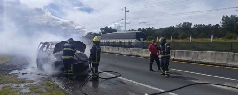 🚨🔥 Arde camioneta en la México-Veracruz a la altura de Hueyotlipan; cierran la carretera