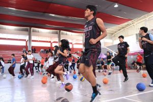Más de 240 personas participan en clase nacional de baloncesto en Calpulalpan