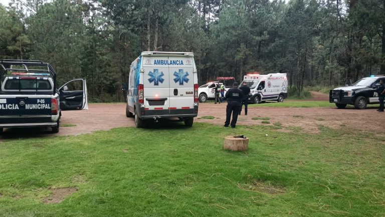 Mientras daba un paseo en Nanacamilpa, hombre cae al fondo de un barranco; autoridades lo rescatan