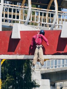 Habitantes de la Unidad Santacruz adornan casas enalteciendo al crimen