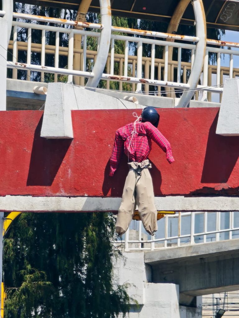 Habitantes de la Unidad Santacruz adornan casas enalteciendo al crimen
