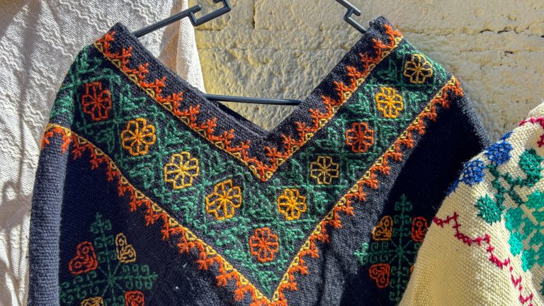 Artesanos de Contla llevan tradición textil a fiesta patronal de Buenavista