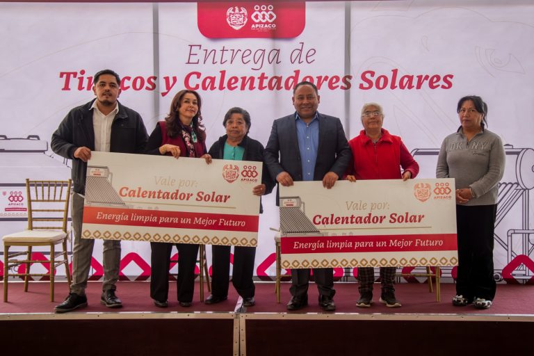 Entrega gobierno de Apizaco 59 tinacos y 160 calentadores solares a 200 familias