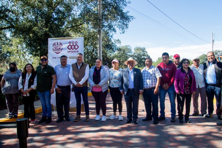 Entrega alcalde de Apizaco obra de pavimentación en Texcalac