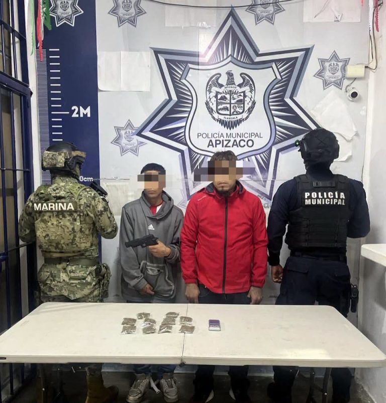 Policía de #Apizaco detiene a sujetos por portación de réplica de arma de fuego y narcomenudeo