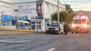Se impacta combi del servicio público contra negocio en Avenida Independencia de Tlaxcala